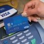 Como comprar com cartão de débito? Vale a pena sempre?